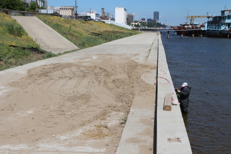 Провал на набережной Саратова закидали песком