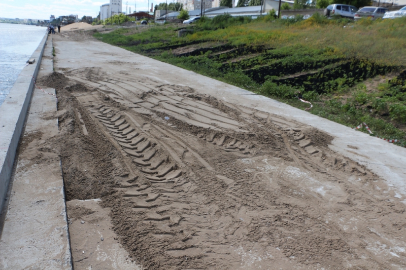 Провал на набережной Саратова закидали песком