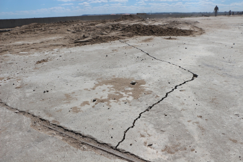 Провал на набережной Саратова закидали песком
