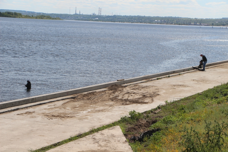 Провал на набережной Саратова закидали песком
