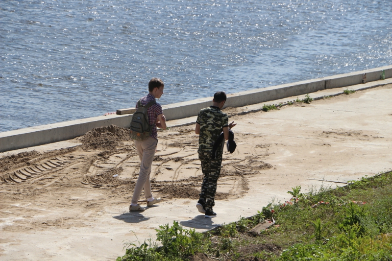 Провал на набережной Саратова закидали песком