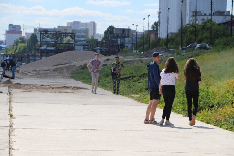 Провал на набережной Саратова закидали песком