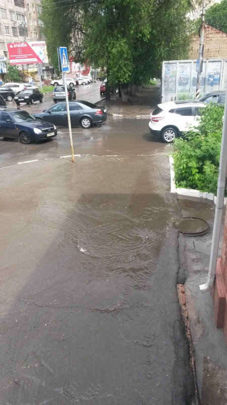 В центре Саратова прохожий провалился в яму