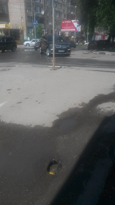В центре Саратова прохожий провалился в яму
