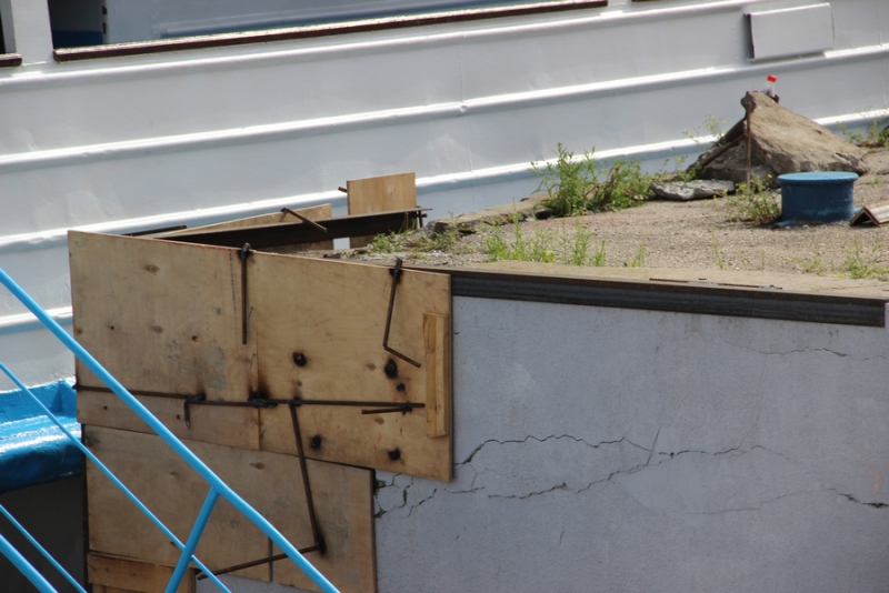 На набережной начали ремонтировать обрушенный причал