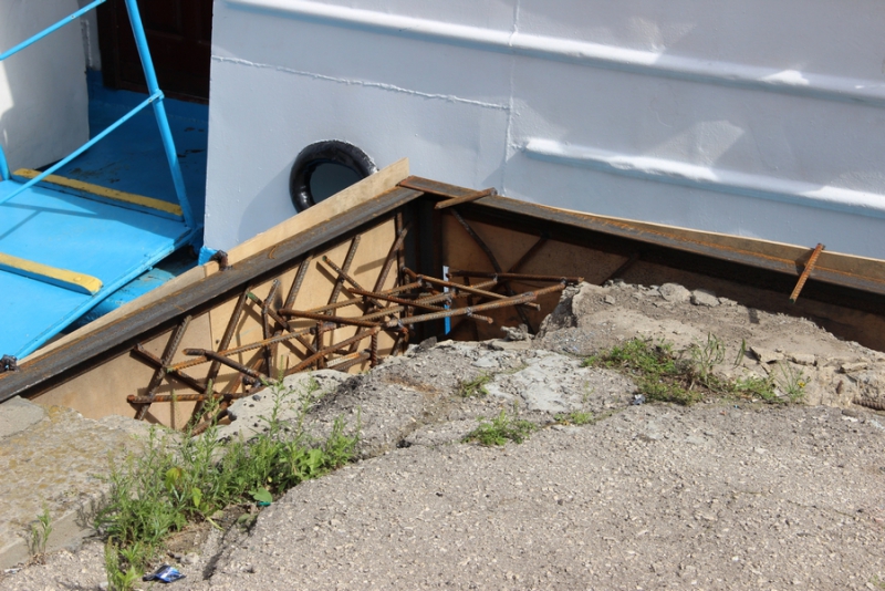 На набережной начали ремонтировать обрушенный причал