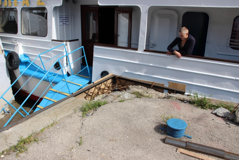 На набережной начали ремонтировать обрушенный причал