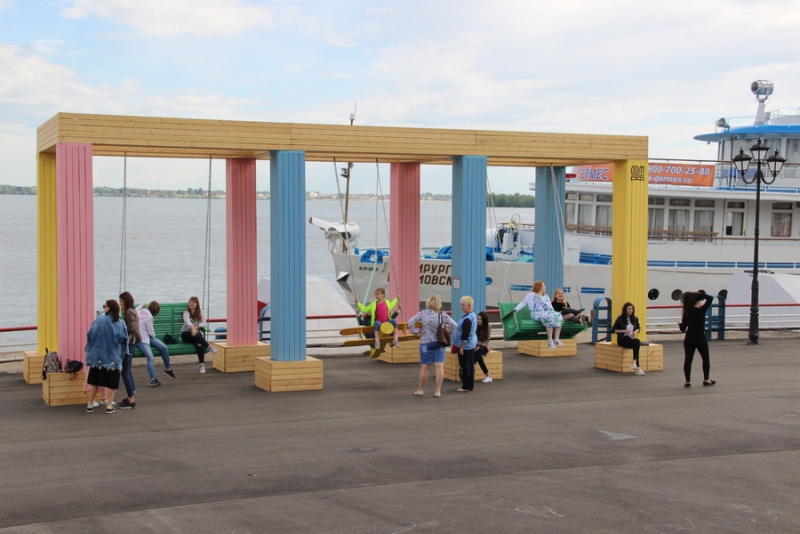 В Саратове починили качели для взрослых