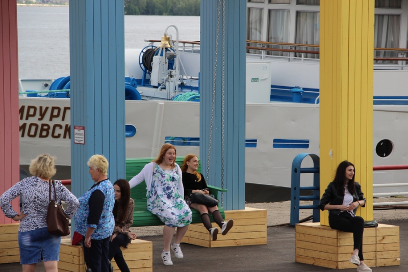 В Саратове починили качели для взрослых