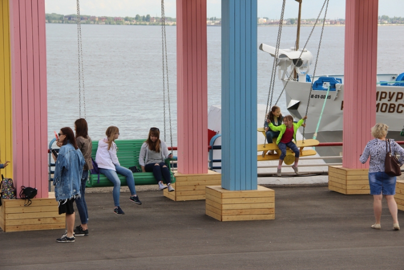 В Саратове починили качели для взрослых