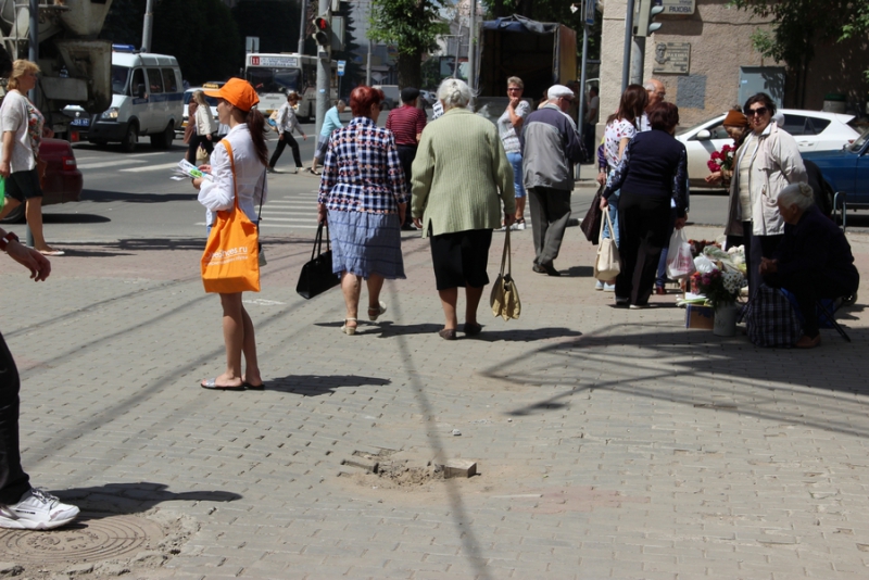 Общественники убедились, что сквер на Рахова так и не приведен в порядок