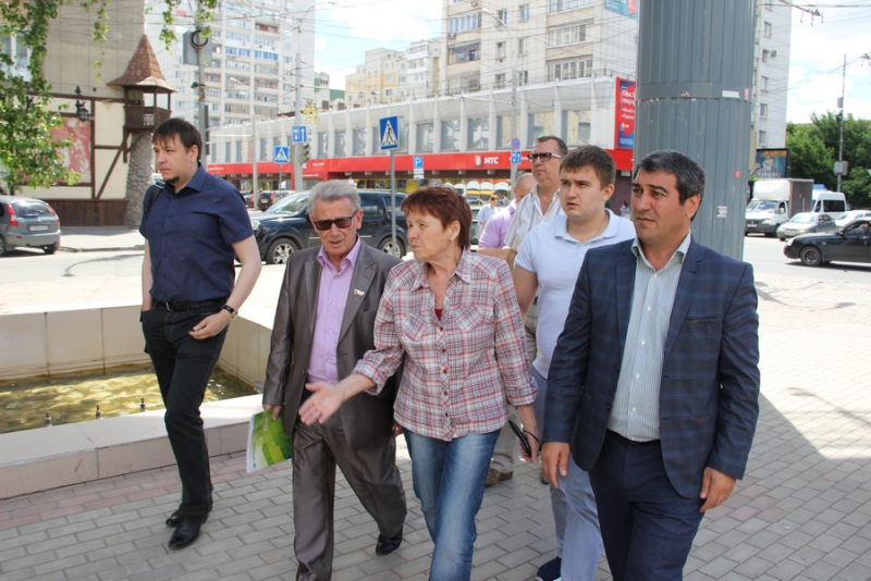 Общественники убедились, что сквер на Рахова так и не приведен в порядок