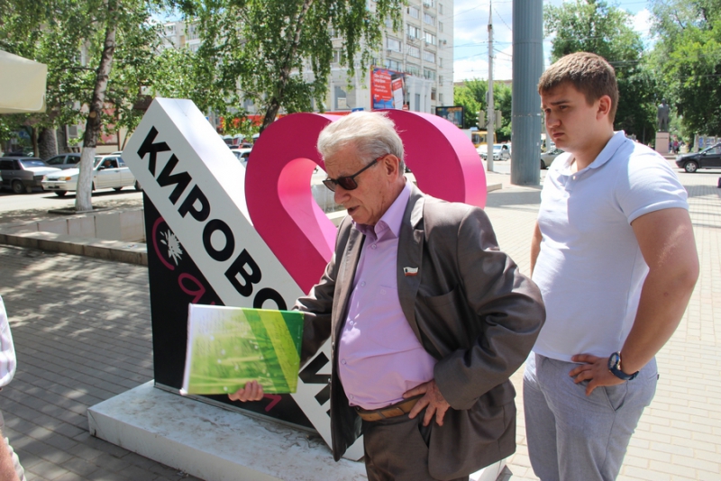 Общественники убедились, что сквер на Рахова так и не приведен в порядок