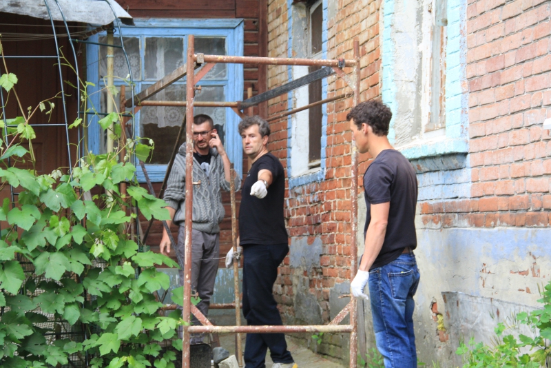 Волонтеры «Том Сойер Феста» ремонтируют дом в Саратове