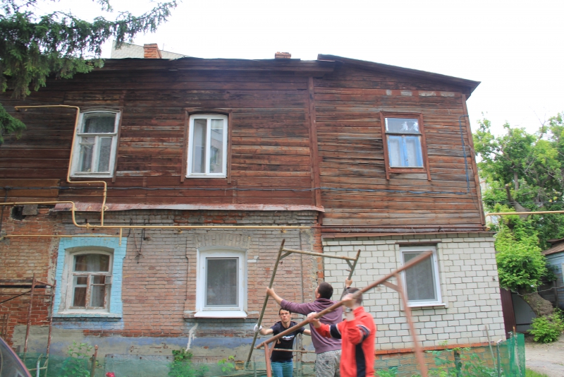 Волонтеры «Том Сойер Феста» ремонтируют дом в Саратове
