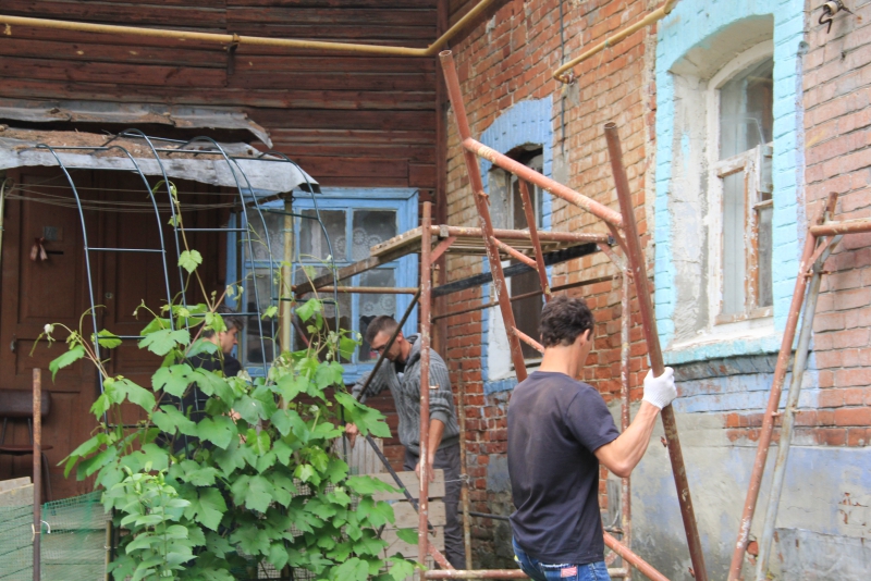 Волонтеры «Том Сойер Феста» ремонтируют дом в Саратове