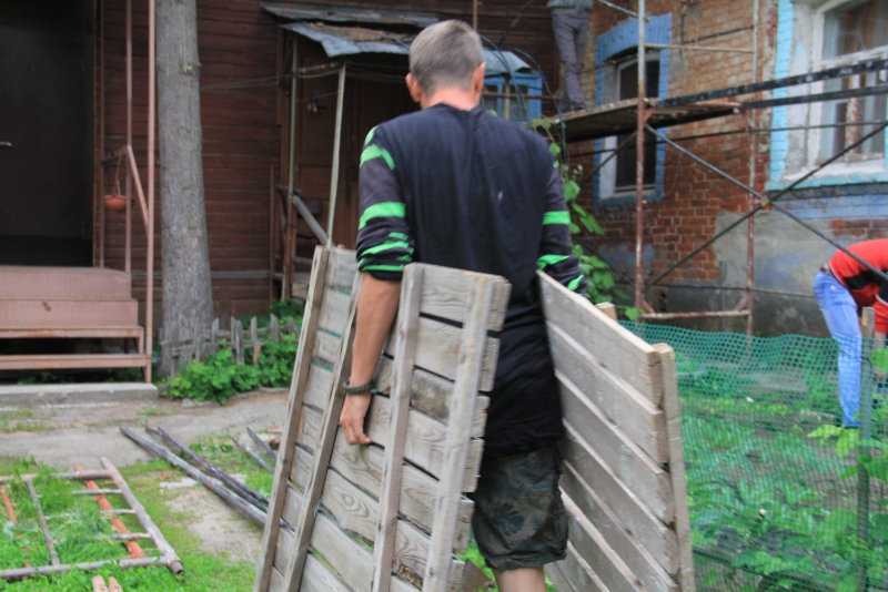 Волонтеры «Том Сойер Феста» ремонтируют дом в Саратове