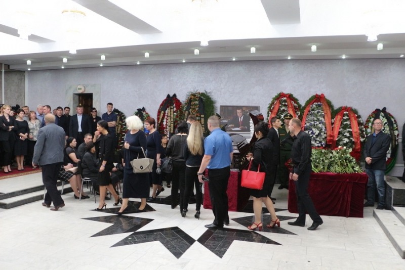 В Саратове прощаются с депутатом Госдумы Олегом Грищенко