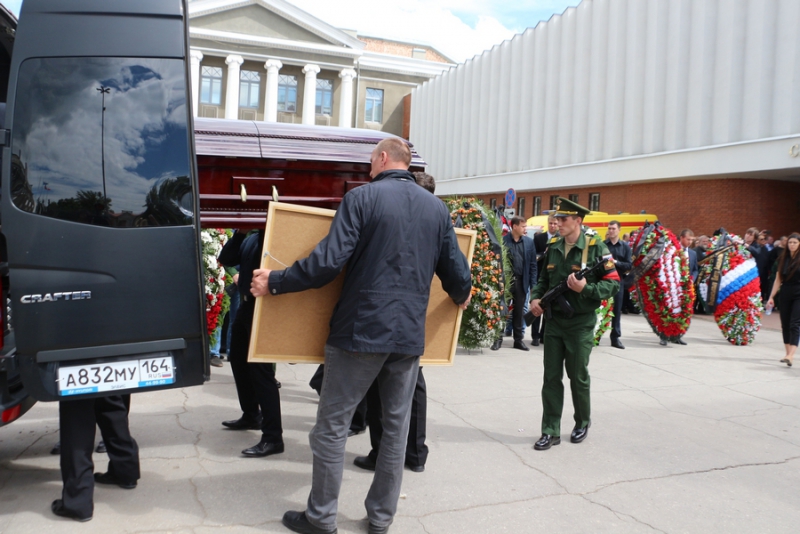 В Саратове прощаются с депутатом Госдумы Олегом Грищенко