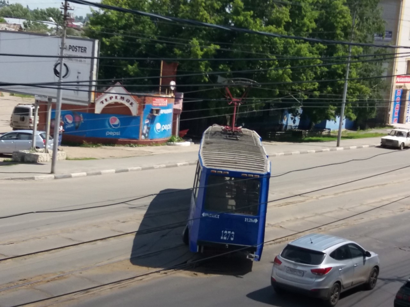 В Саратове сошел с рельсов трамвай с символикой ЛДПР