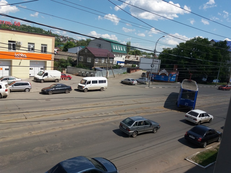 В Саратове сошел с рельсов трамвай с символикой ЛДПР