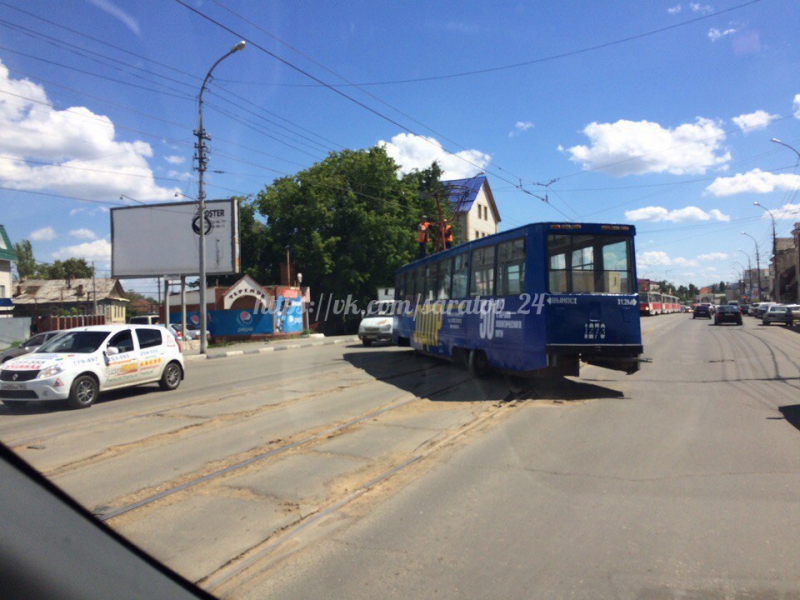 В Саратове сошел с рельсов трамвай с символикой ЛДПР