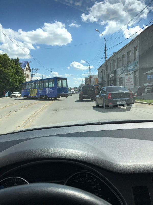 В Саратове сошел с рельсов трамвай с символикой ЛДПР