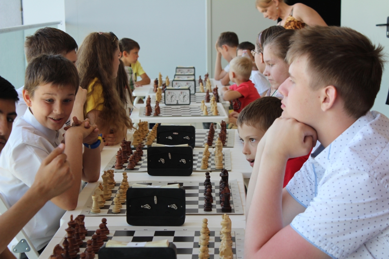 Максим Самсонов пожелал юным шахматистам спортивного азарта