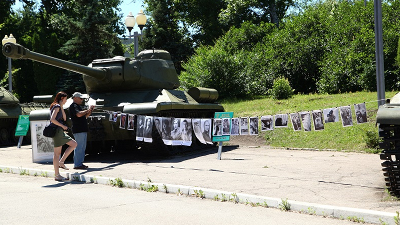 В Саратове около танков устроили фронтовую фотовыставку