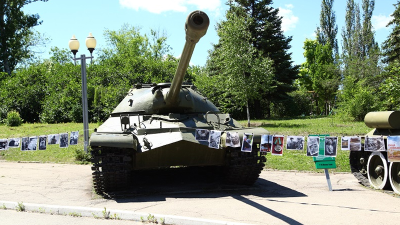 В Саратове около танков устроили фронтовую фотовыставку