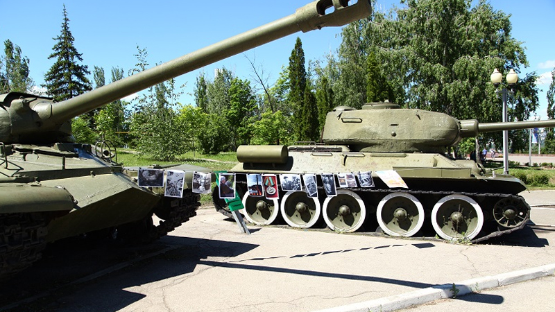 В Саратове около танков устроили фронтовую фотовыставку