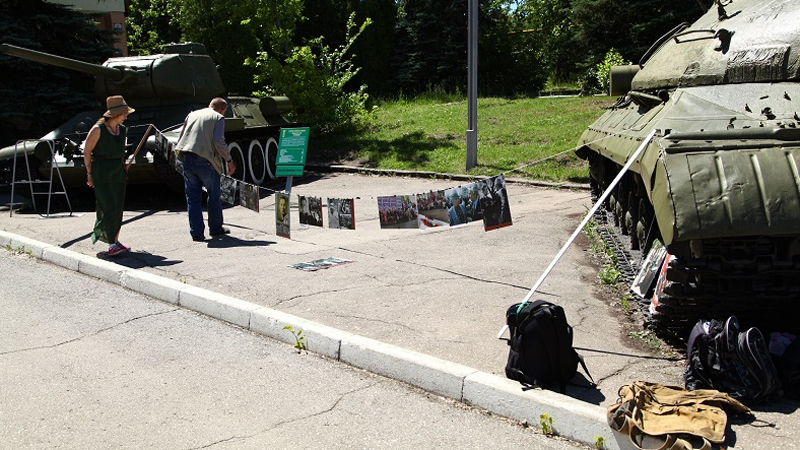 В Саратове около танков устроили фронтовую фотовыставку