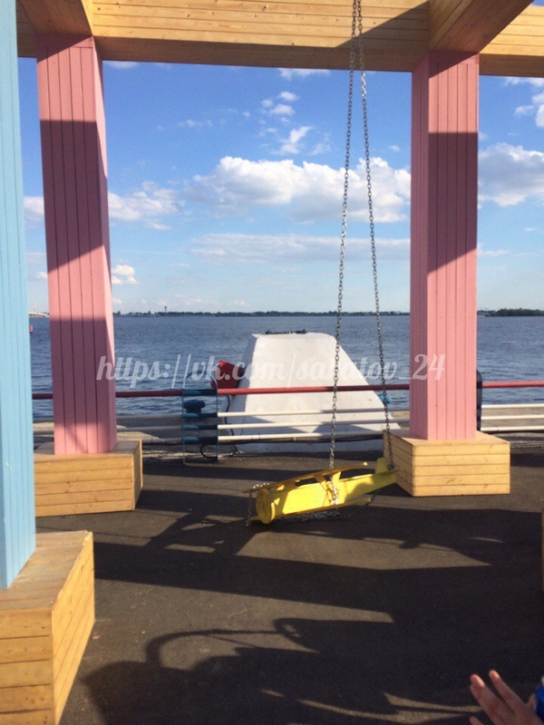 Вандалы испортили качели для взрослых на набережной