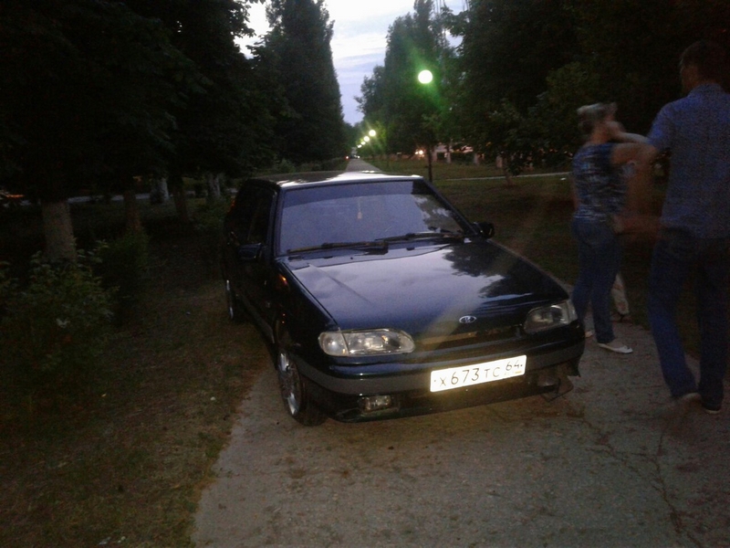 В Балакове нетрезвый мужчина въехал на «четырнадцатой» в сквер