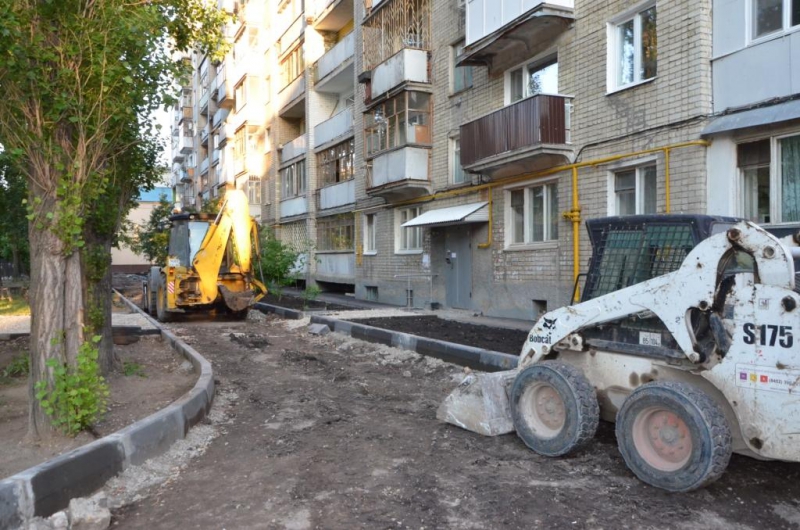 Глава Саратова проверил ремонт дворов