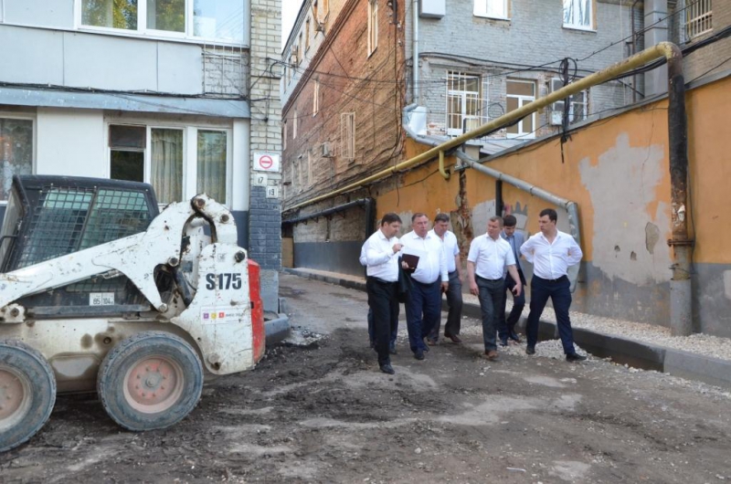 Глава Саратова проверил ремонт дворов