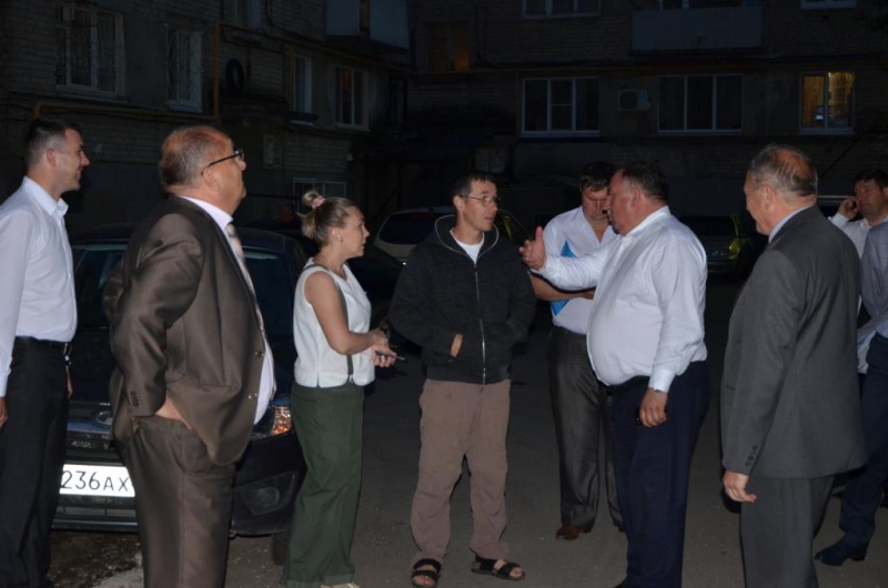 Глава Саратова проверил ремонт дворов