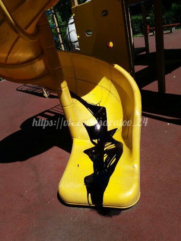 В Саратове вандалы перемазали детскую площадку чернилами