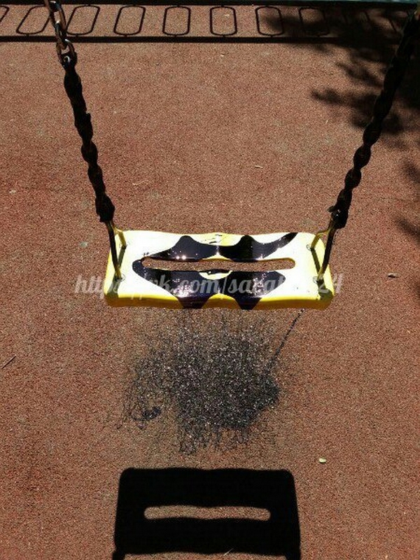 В Саратове вандалы перемазали детскую площадку чернилами