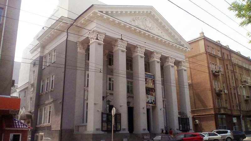 Протестующие артисты пообщались с директором филармонии