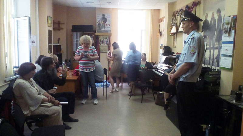 Протестующие артисты пообщались с директором филармонии