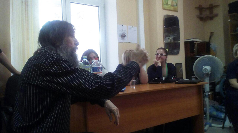 Артисты «Балагана» прекратили голодовку и спели перед чиновниками «Многая лета»