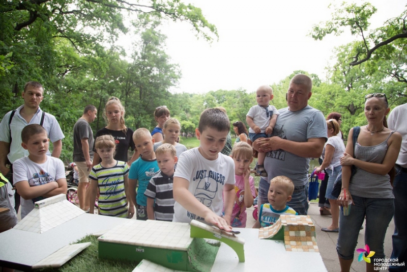 В Саратове собирали на скорость кубик Рубика и катали мини-скейты