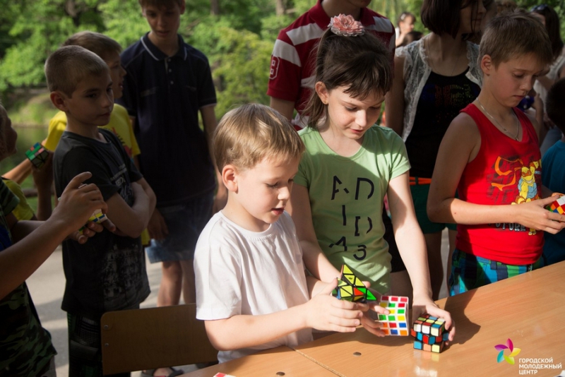 В Саратове собирали на скорость кубик Рубика и катали мини-скейты