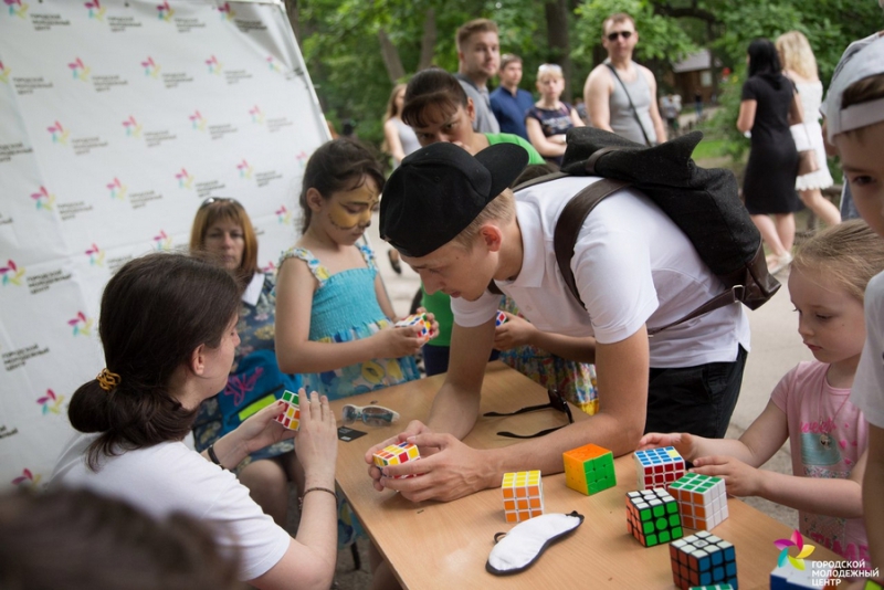 В Саратове собирали на скорость кубик Рубика и катали мини-скейты