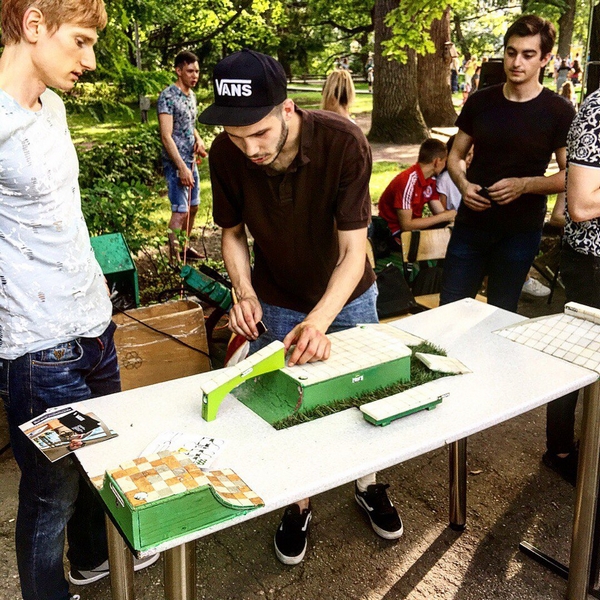 В Саратове собирали на скорость кубик Рубика и катали мини-скейты