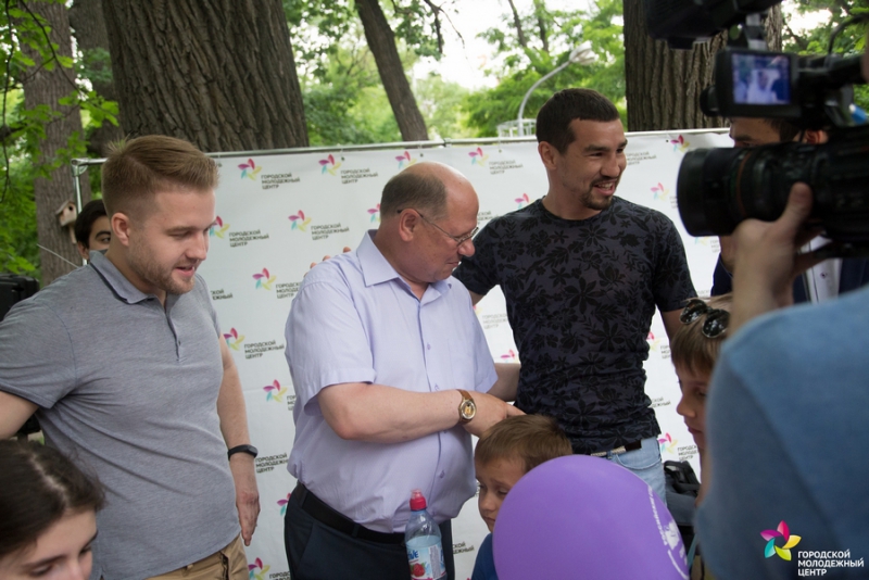 В Саратове собирали на скорость кубик Рубика и катали мини-скейты