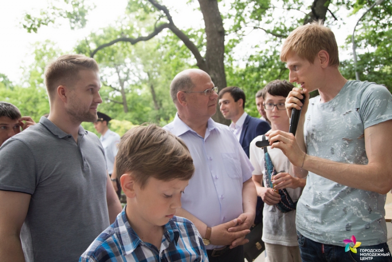 В Саратове собирали на скорость кубик Рубика и катали мини-скейты