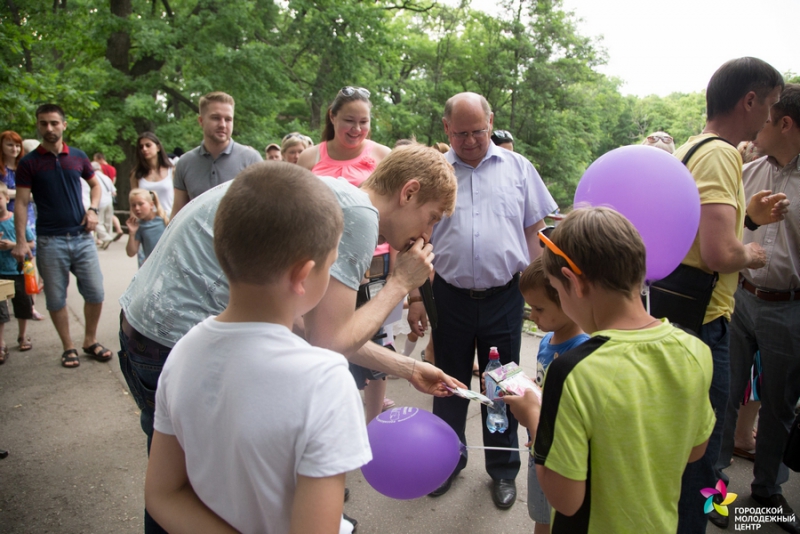 В Саратове собирали на скорость кубик Рубика и катали мини-скейты