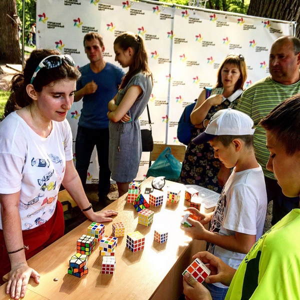 В Саратове собирали на скорость кубик Рубика и катали мини-скейты